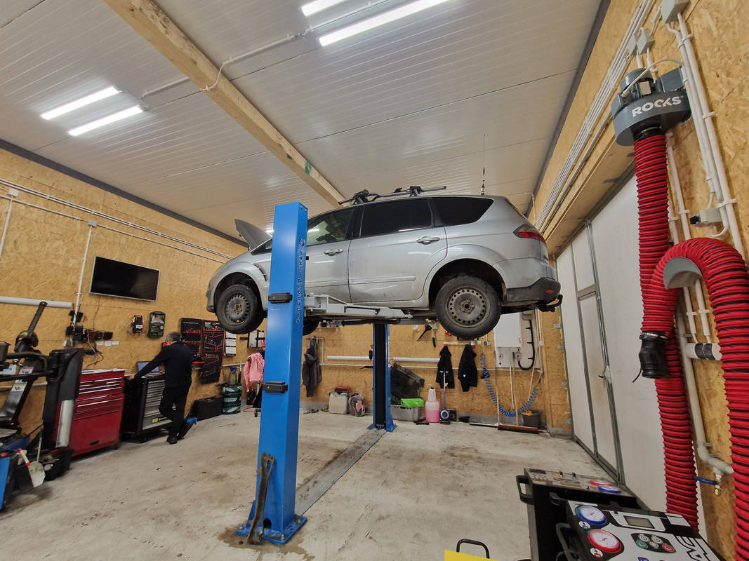 SUV na podnośniku