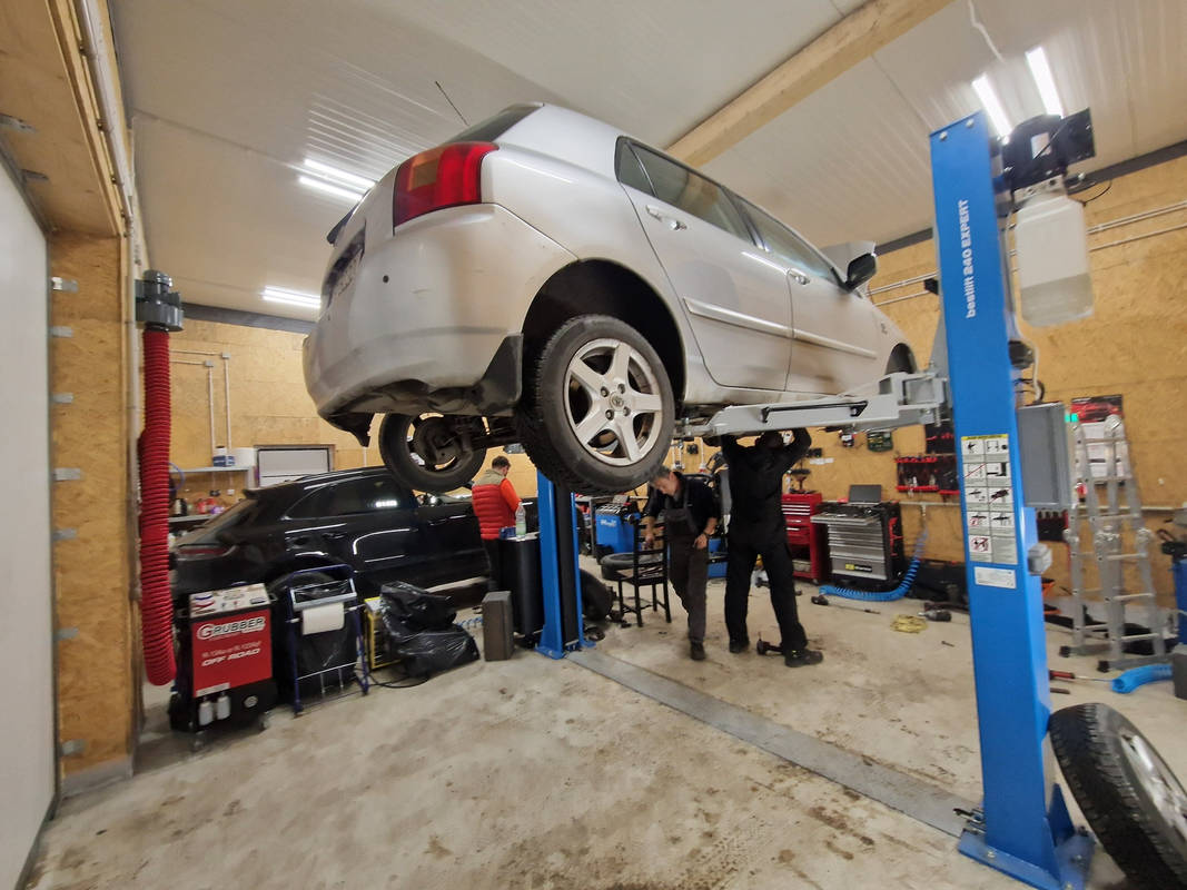 Mechanicy przy pracy