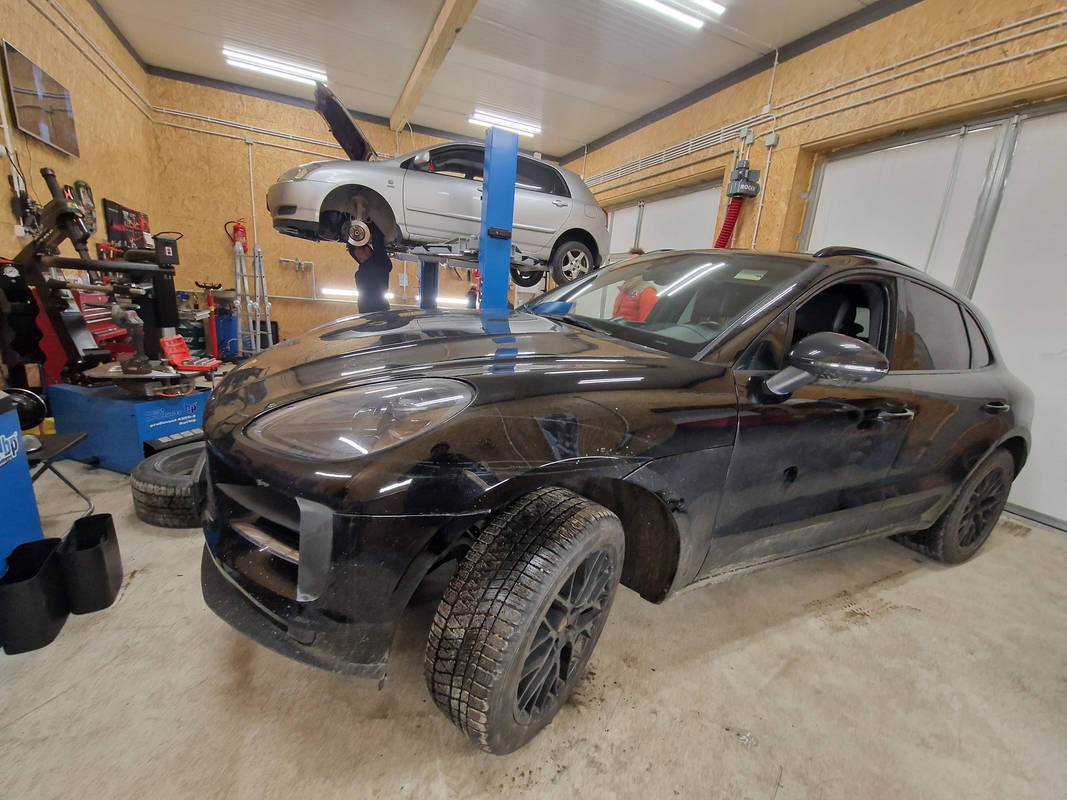 Porsche Cayenne w warsztacie